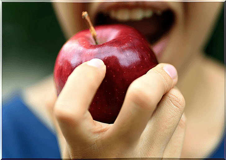 woman eating an apple