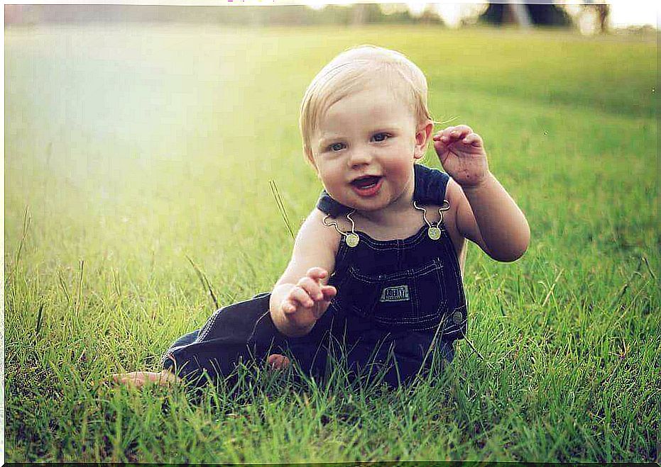 The different stages in the evolution of the baby between the first 7 and 8 months of his life