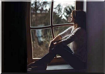 A woman at the edge of a window thinking of the sentences of Miguel Delibes