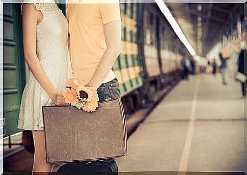 couple-saying-goodbye-on-the-quai-dune-station