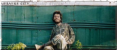 Christopher-McCandless-sentado-apoyado-en-su-caravana-2