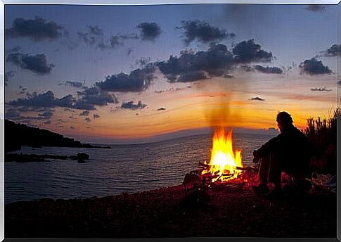 Hombre-al-anochcer-con-fuego-en-la-playa